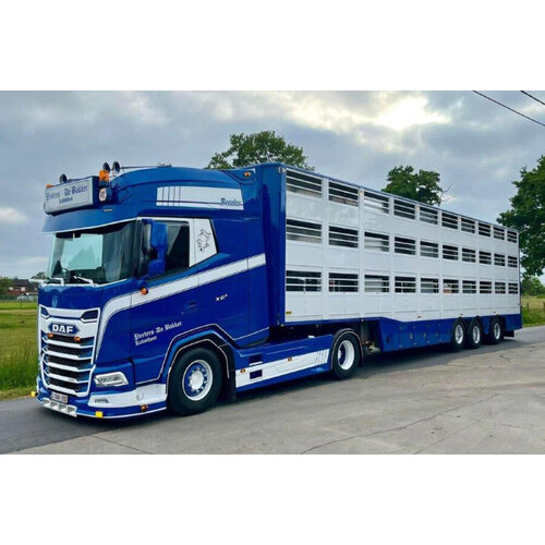 WSI WSI DAF XG+ 4X2  with 3-axle live stock trailer PEETERS DE BAKKER
