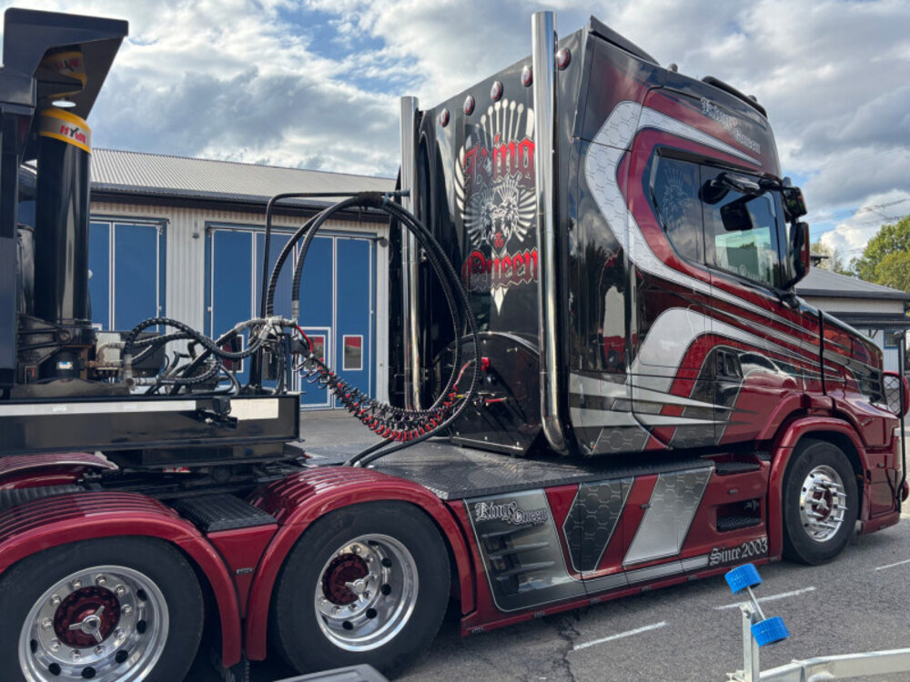 WSI WSI Scania Vlastuin Torpedo 6x2 met  3-assige half pipe kipper trailer NA SCHAKT