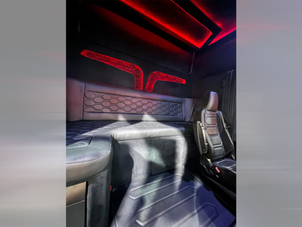 WSI WSI Scania Vlastuin Torpedo 6x2 met  3-assige half pipe kipper trailer NA SCHAKT