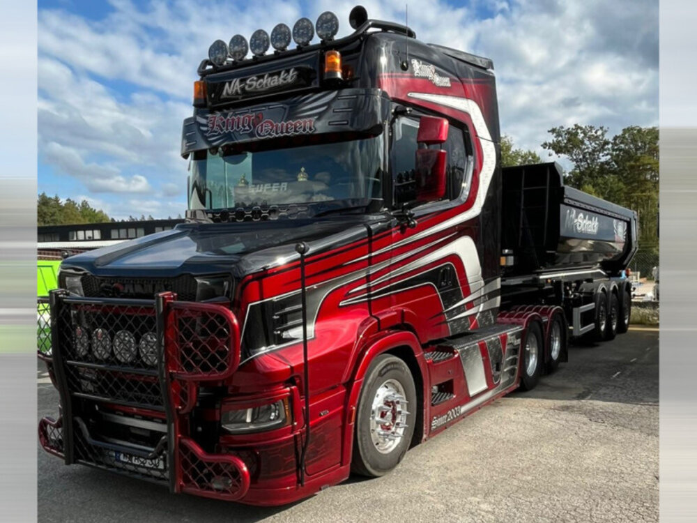 WSI WSI Scania Vlastuin Torpedo 6x2 met  3-assige half pipe kipper trailer NA SCHAKT