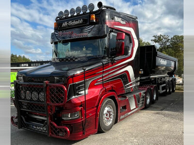 WSI WSI Scania Vlastuin Torpedo 6x2 met  3-assige half pipe kipper trailer NA SCHAKT