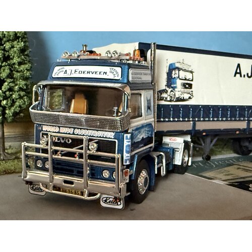 Tekno Tekno Volvo F12 Globetrotter 4x2 with 3-axle classic tilt trailer EDERVEEN