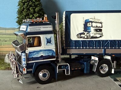 Tekno Tekno Volvo F12 Globetrotter 4x2 with 3-axle classic tilt trailer EDERVEEN