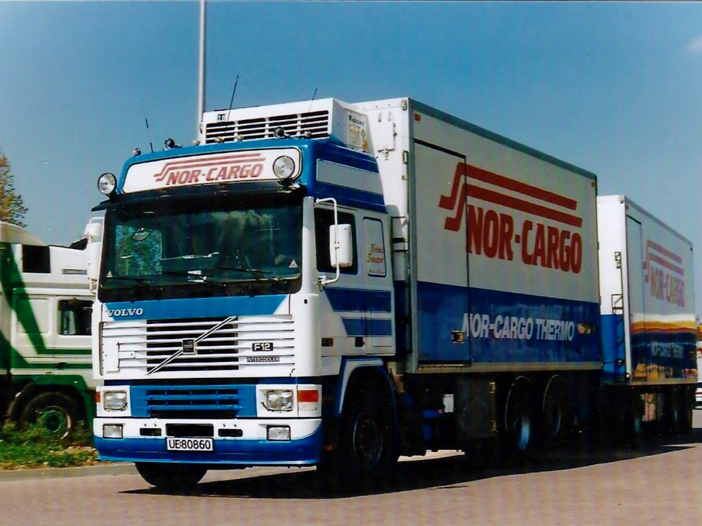 Tekno Tekno Volvo F12 motorwagen met 3-as schamel aanhanger NOR-CARGO