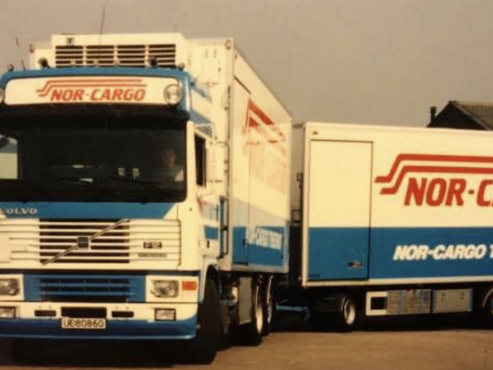 Tekno Tekno Volvo F12 motorwagen met 3-as schamel aanhanger NOR-CARGO