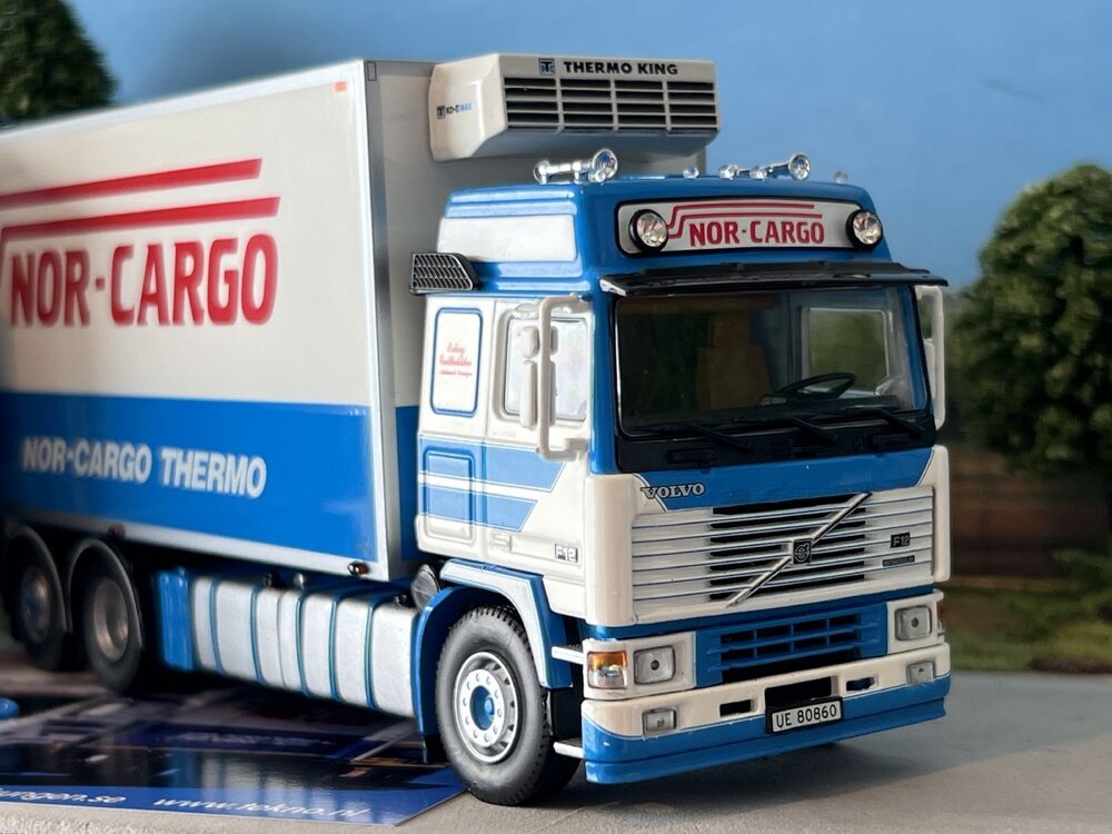 Tekno Tekno Volvo F12 motorwagen met 3-as schamel aanhanger NOR-CARGO