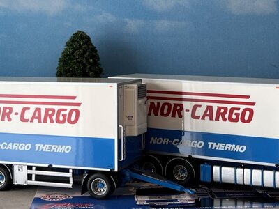 Tekno Tekno Volvo F12 rigid truck with 3-axle reefer trailer NOR-CARGO
