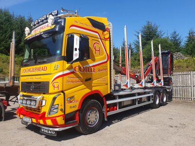Tekno Tekno Volvo FH05 Globetrotter riged truck with 3-aaxle wood trailer ) COILLE