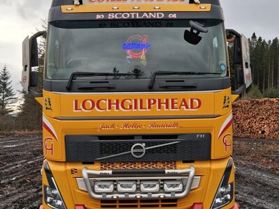 Tekno Tekno Volvo FH05 Globetrotter riged truck with 3-aaxle wood trailer ) COILLE