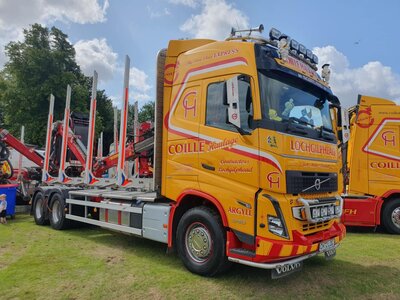 Tekno Tekno Volvo FH05 Globetrotter riged truck with 3-aaxle wood trailer ) COILLE