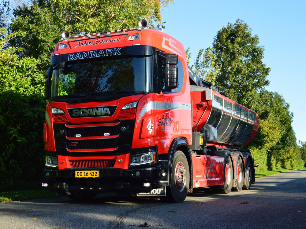 Tekno Tekno Scania NGR XT Normal roof 8x4 riged truck with hooklift + HMF crane ANDERS SORENSEN
