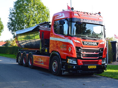 Tekno Tekno Scania NGR XT Normal roof 8x4 riged truck with hooklift + HMF crane ANDERS SORENSEN