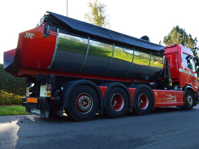 Tekno Tekno Scania NGR XT Normal roof 8x4 riged truck with hooklift + HMF crane ANDERS SORENSEN