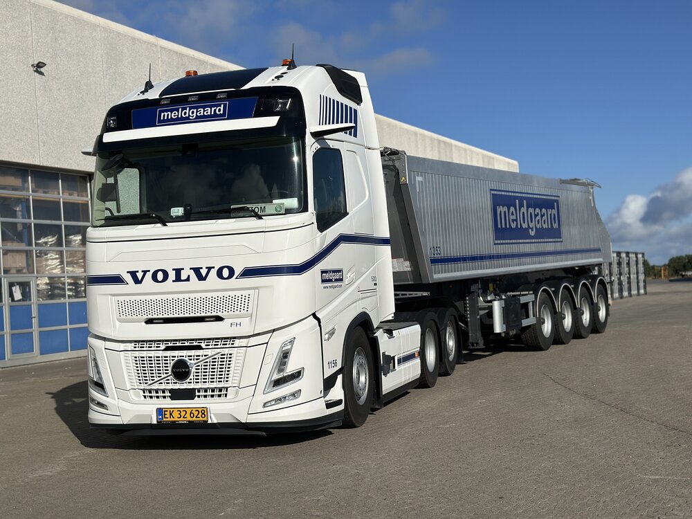 Tekno Tekno Volvo FH Aero XL  6x2 met 4-assige Deense kipper MELDGAARD