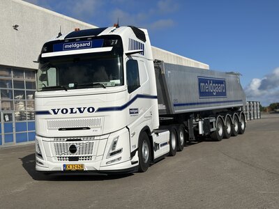 Tekno Tekno Volvo FH Aero XL  6x2 met 4-assige Deense kipper MELDGAARD