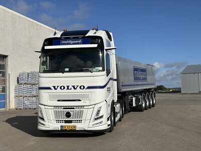 Tekno Tekno Volvo FH Aero XL 6x2  with 4-axle Danish tipper MELDGAARD