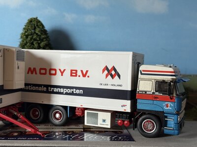 Tekno Tekno DAF 3300 Spacecab motorwagen met schamelaanhanger M. MOOY