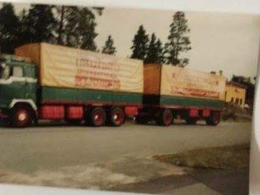 Tekno Tekno Volvo F89 motorwagen met klassieke huif aanhanger BILSPEDITION