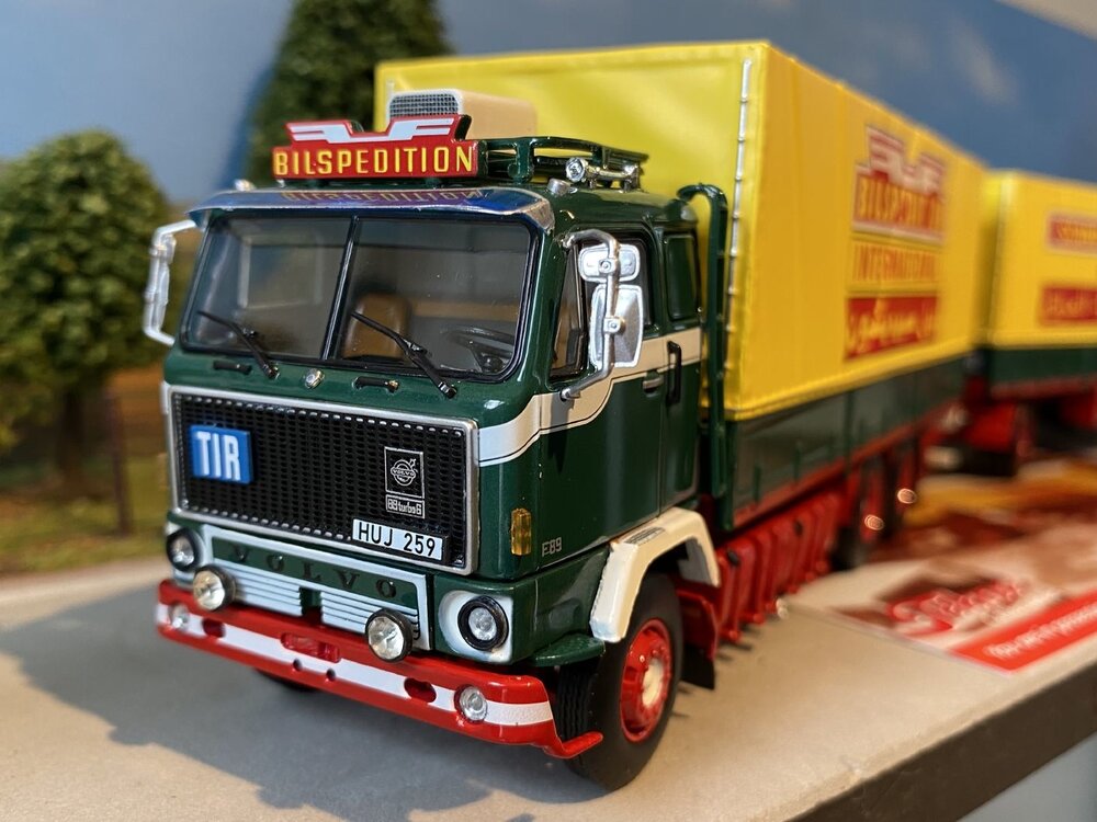 Tekno Tekno Volvo F89 motorwagen with classic tilt trailer BILSPEDITION