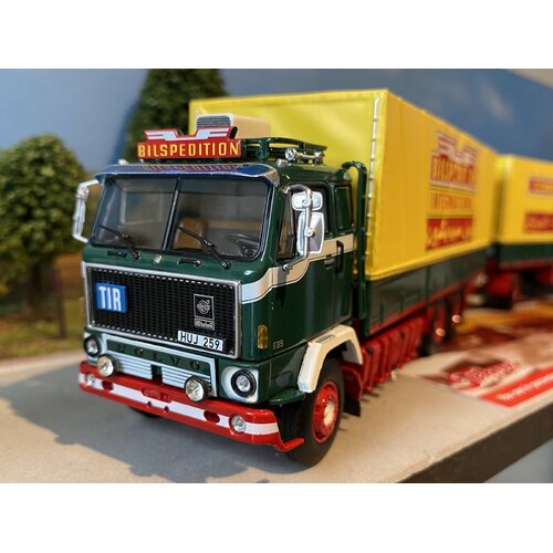 Tekno Tekno Volvo F89 motorwagen with classic tilt trailer BILSPEDITION