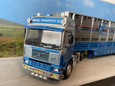 WSI WSI Volvo F16 Glob. 4x2 met veeoplegger HEUGA TRANSPORT