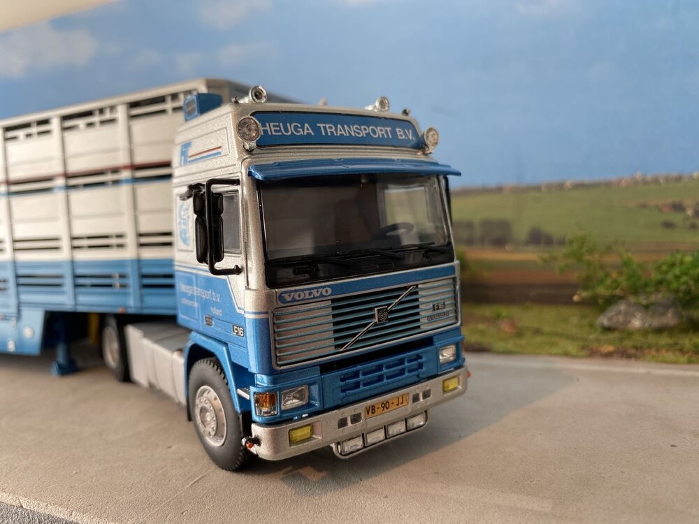 WSI WSI Volvo F16 Glob. 4x2 met veeoplegger HEUGA TRANSPORT