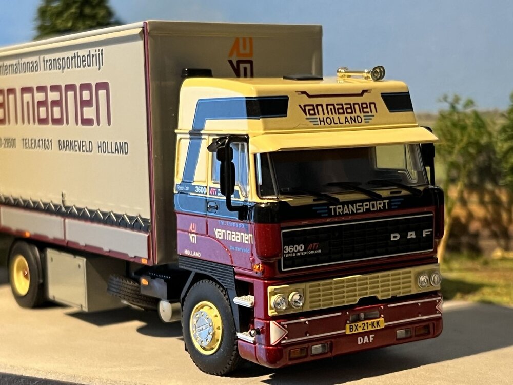 WSI WSI DAF 3600 Space Cab bakwagen oplegger combi VAN MAANEN