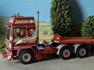 WSI WSI Volvo F12 Globetrotter 6x4 met 4-as dieplader RICHARD O'NEILL