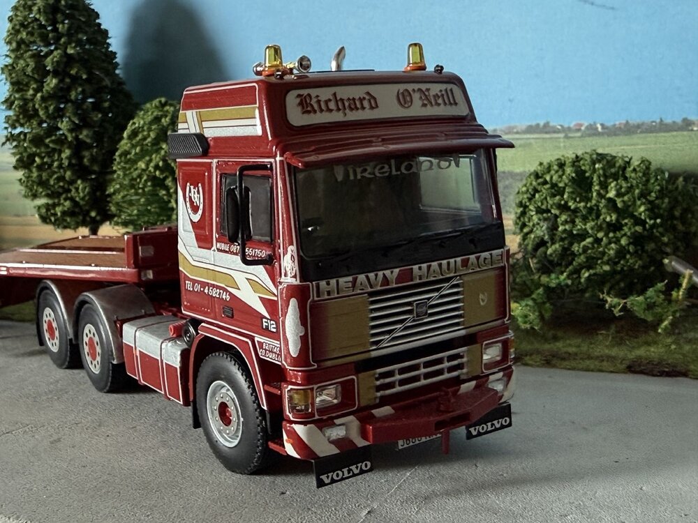 WSI WSI Volvo F12 Globetrotter 6x4 with 4-axle lowloader RICHARD O'NEILL