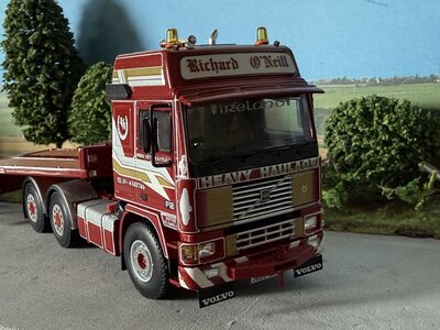 WSI WSI Volvo F12 Globetrotter 6x4 with 4-axle lowloader RICHARD O'NEILL