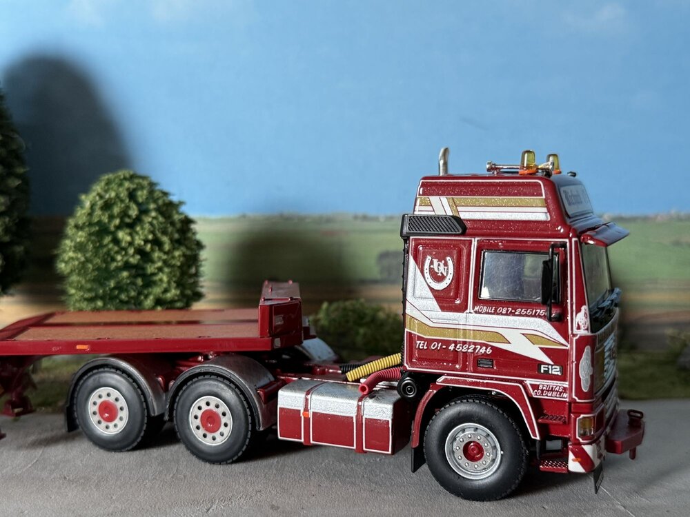 WSI WSI Volvo F12 Globetrotter 6x4 met 4-as dieplader RICHARD O'NEILL