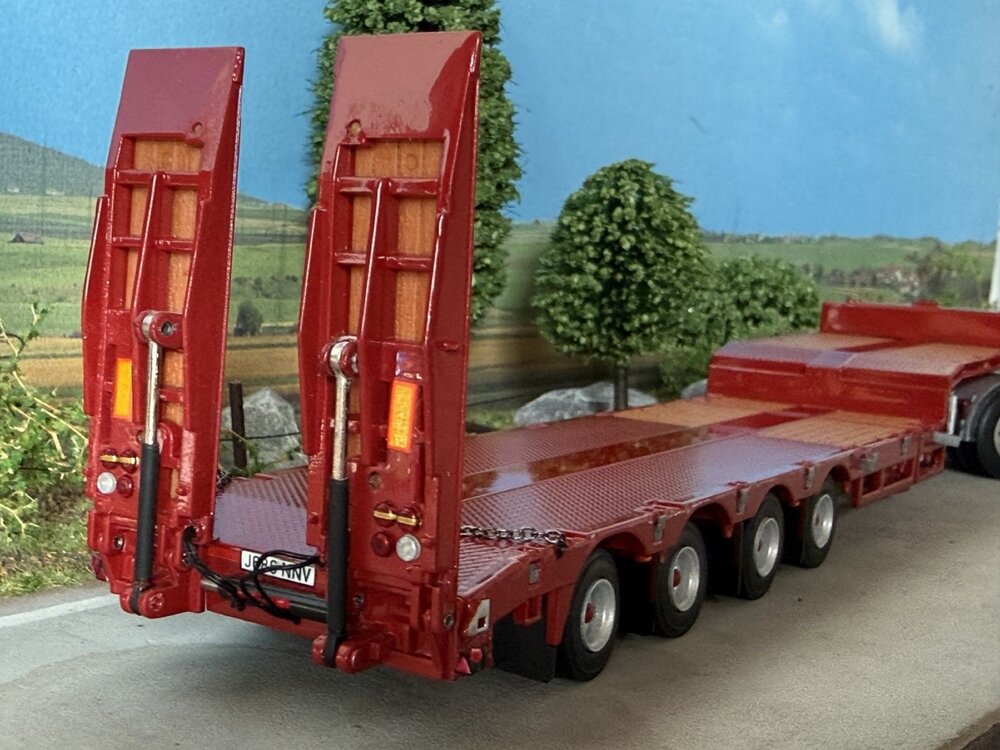 WSI WSI Volvo F12 Globetrotter 6x4 met 4-as dieplader RICHARD O'NEILL