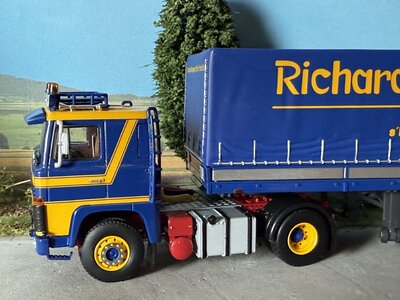 WSI WSI Scania 141  4x2 met 2-as classic zeilenoplegger J. VAN BEEKVELD / RICHARD KEMPERS