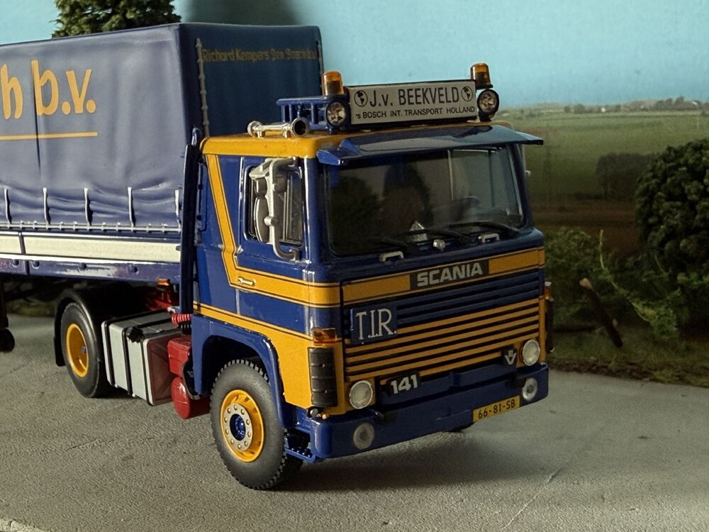 WSI WSI Scania 141  4x2 met 2-as classic zeilenoplegger J. VAN BEEKVELD / RICHARD KEMPERS