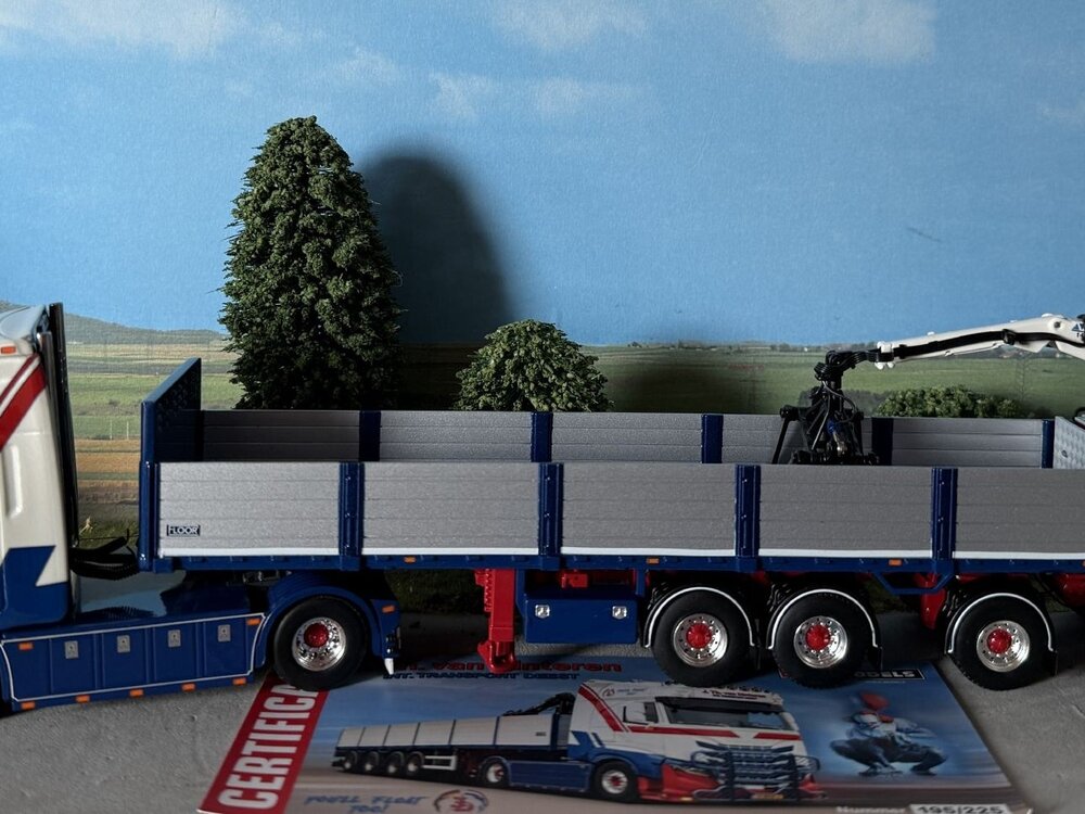 WSI WSI Iveco S-way 4x2 met 4-as stenen oplegger J. TH VAN DINTEREN