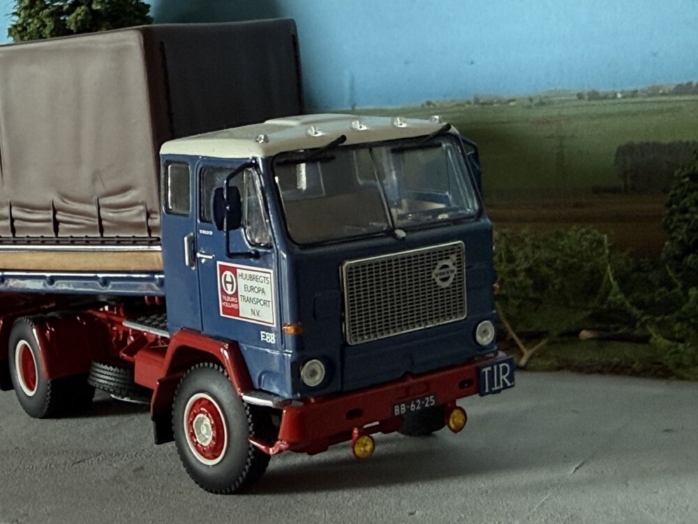 WSI WSI Volvo F88 4x2 + 2-as classic zeilen oplegger HUIJBREGTS