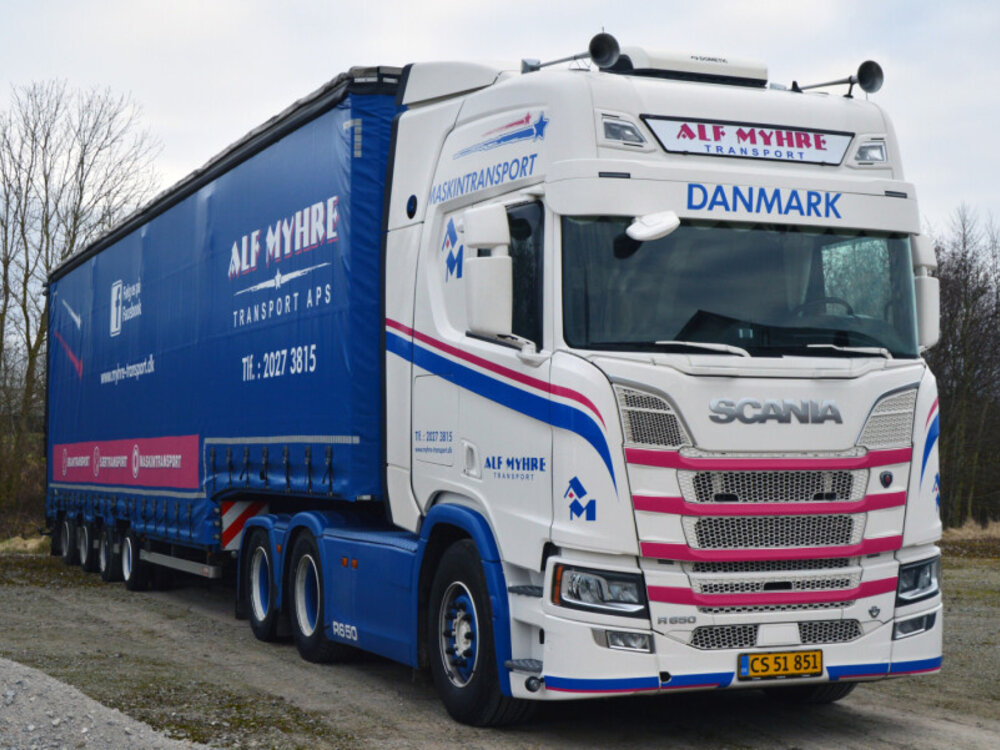 WSI WSI Scania R Highline 6x2 met 4-as schuifzeilen oplegger + oprijplaten ALF MYHRE