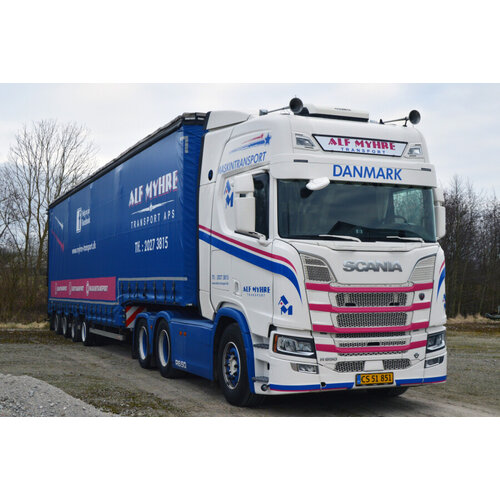 WSI WSI Scania R Highline 6x2 met 4-as schuifzeilen oplegger + oprijplaten ALF MYHRE