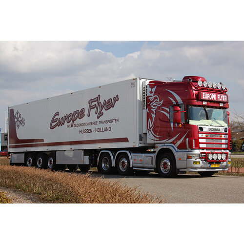 WSI WSI Scania 4-serie Topline 6x2 met 3-assige koeloplegger EUROPE FLYER