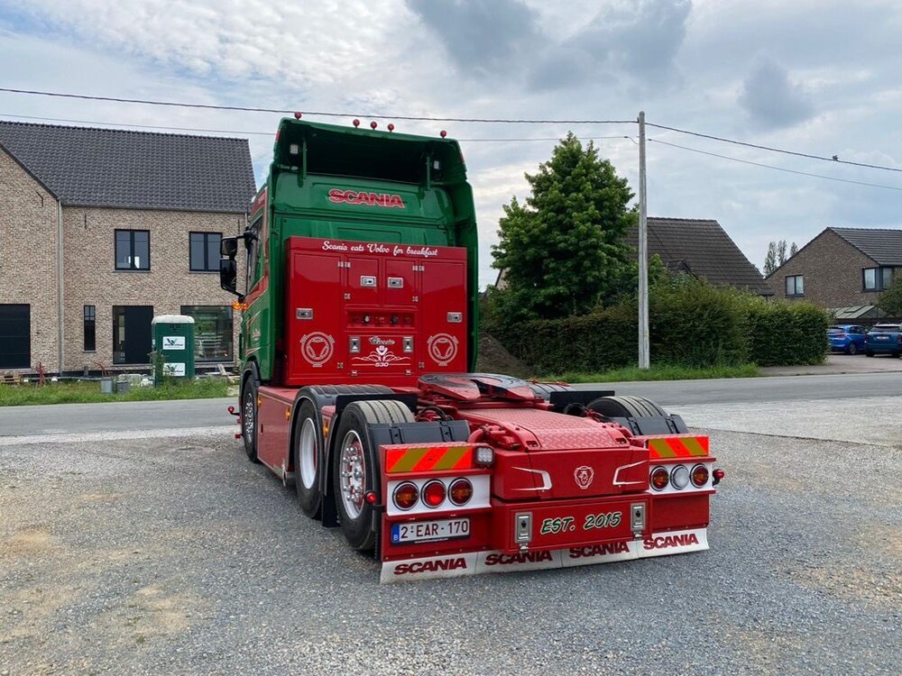 Tekno Tekno Scania NGR 6x2 met 2-assige dieplader en houten kist JAN MUES