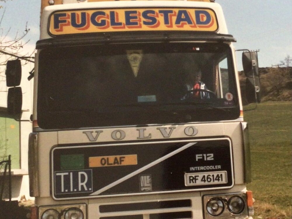 Tekno Tekno Volvo F12 motorwagen met met 3 assige huifoplegger FUGLESTAD