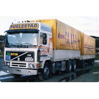 Tekno Volvo F12 motorwagen met met 3 assige huifoplegger FUGLESTAD