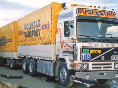 Tekno Tekno Volvo F12 rigid truck with 3-axle trailer FUGLESTAD
