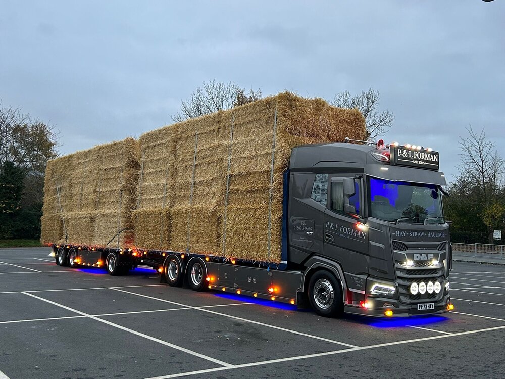 Tekno Tekno DAF XF riged truck with flatbed trailer loaded with straw P&L FORMAN