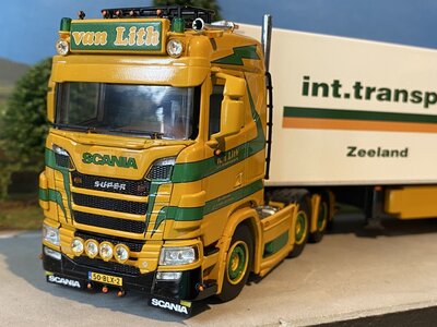 WSI WSI Scania S  6x2 met 3-as koeloplegger VAN LITH