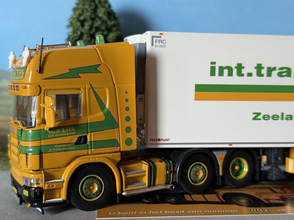 Tekno Tekno Scania 4-serie Topline 6x2 met 3-as Schmitz koeloplegger VAN LITH