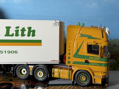 Tekno Tekno Scania 4-serie Topline 6x2 met 3-as Schmitz koeloplegger VAN LITH