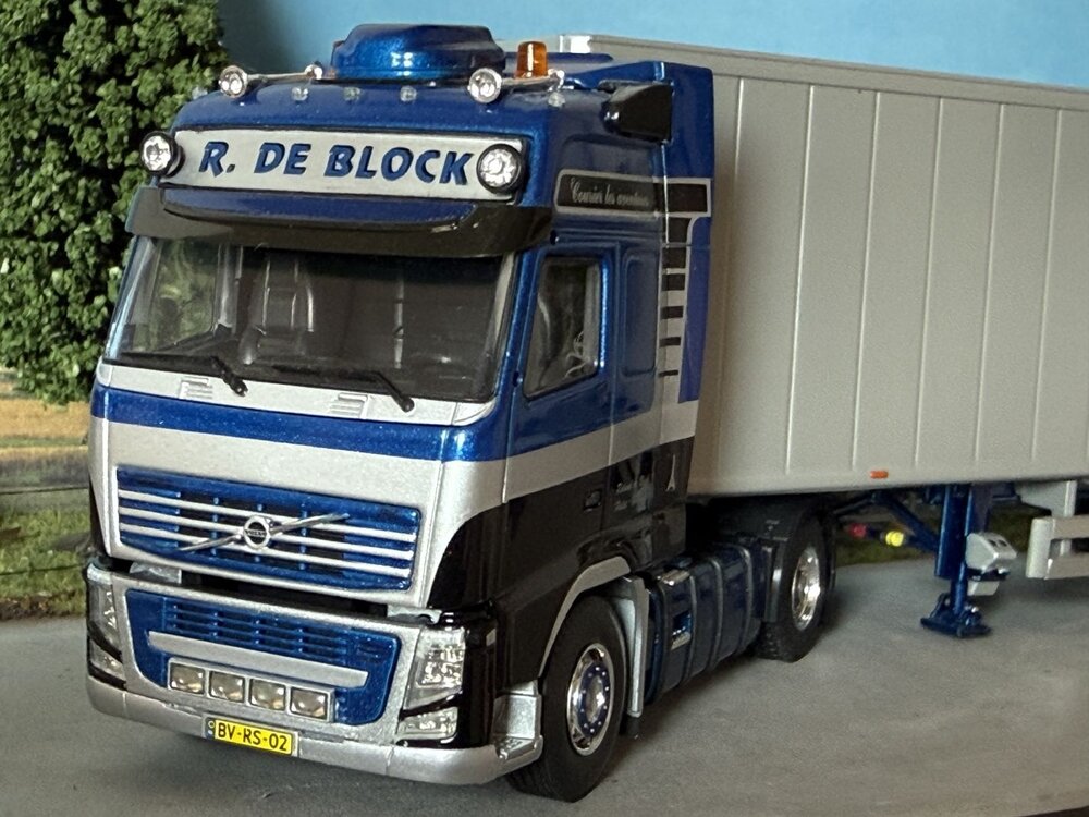 Tekno Tekno Volvo FH03 Globetrotter XL with 3-axle walking floor trailer ROLAND DE BLOCK
