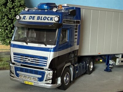Tekno Tekno Volvo FH03 Globetrotter XL met 3-as walking floor trailer ROLAND DE BLOCK