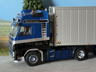 Tekno Tekno Volvo FH03 Globetrotter XL met 3-as walking floor trailer ROLAND DE BLOCK